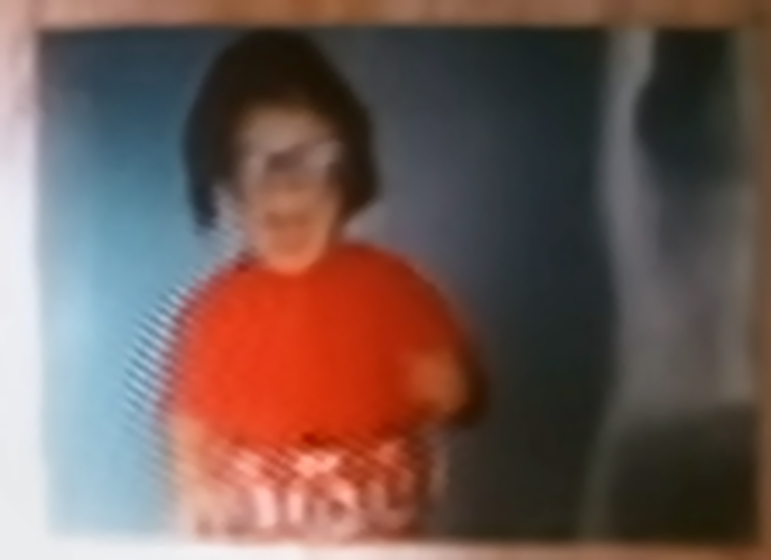 Dieťa v červenom — fotografia — enhanced image